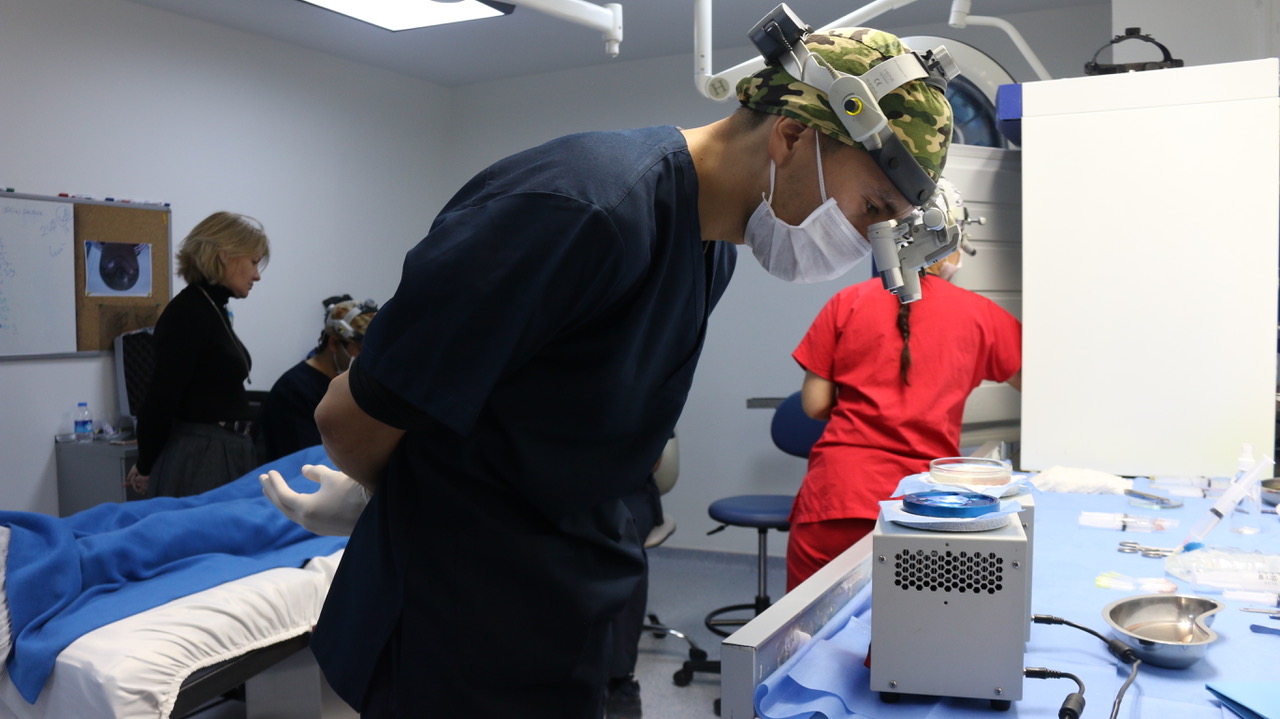 Doctors during hands-on FUE hair transplant training at HTTC in Ankara